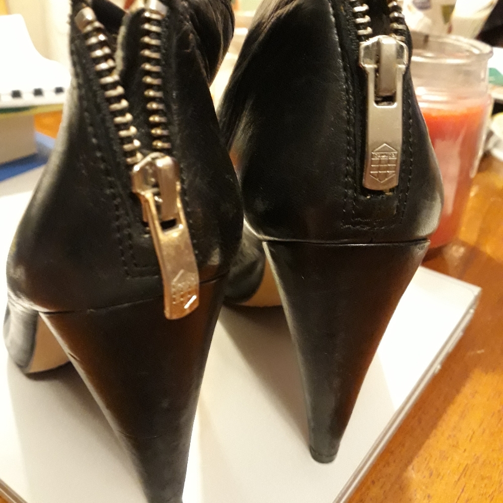 Vince Camuto Black Leather Back Zipper Women's Sz 6B Boots - Picture 6 of 11
